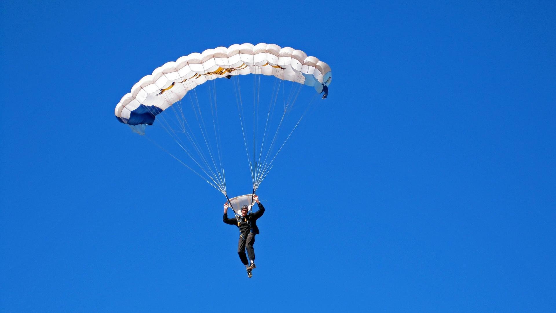 开云体育在线-羽球赛场冰火两重天，韩国队横扫中国队，桃田贤斗点燃全场